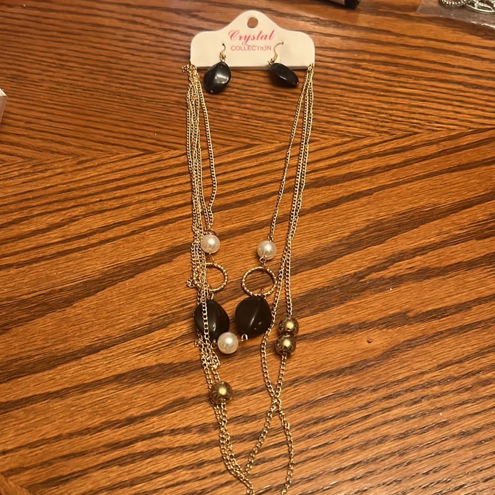 NWOT WOMEN NO BRAND CRYSTAL COLLECTION PIERCED BLACK STONE EARRING & NECKLACE SE